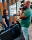 Imagem que mostra o momento no qual uma usuária da DPE-PR é entrevistada. A usuária sorri enquanto fala para a câmera.