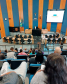 Imagem que mostra o defensor Fernando Redede falando para pessoas que aguardam atendimento para a entrega de DNA.