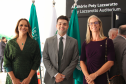 Imagem do defensor-geral André Giamberardino com a coordenadora-geral de acesso à justiça e redução de litigiosidade do Ministério da Justiça, Kelen Cristina de Oliveira, e com a subdefensora-geral Olenka Lins e Silva.