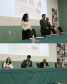 Imagem em formato de colagem, tendo duas fotos. A foto superior conta com a apresentação da mesa de abertura, com a presença do Defensor Público-Geral André Ribeiro Giamberardino acompanhado do diretor da EDEPAR, Leônio Araújo dos Santos Júnior, e da Coordenadora do Núcleo de Promoção e Defesa dos Direitos das Mulheres, Mariana Martins Nunes. Na foto abaixo, eles estão sentados ao lado da psicóloga da Defensória Pública do Paraná, a Jessica Paula da Silva Mendes.