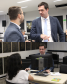 Imagem com duas fotos: acima, o coordenador da Assessoria de Projetos Especiais, Matheus Munhoz, conversa com o presidente da Câmara Municipal de Curitiba, Marcelo Fachinello; abaixo, o coordenador da Assessoria de Projetos Especiais, Matheus Munhoz, realiza atendimento à assistida durante o mutirão.