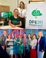 Imagem com duas fotos: acima, a assistente social Nilva Maria Rufatto Sell e a defensora pública Mariela Reis Bueno, na sede da DPE-PR em Guarapuava; abaixo, representantes de defensorias públicas de diferentes estados do Brasil durante a 20ª edição do Prêmio Innovare, em Brasília.