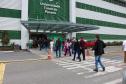 Imagem que mostra candidatos e candidatas entrando no prédio principal da Universidade Tuiuti, em Curitiba, um dos locais de prova.