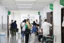 Imagem que mostra a entrada de candidatos e candidatas em salas de aplicação de prova do concurso.