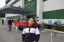 Imagem que mostra o candidato Daniel Victor Machado Raymundo em frente ao local de prova, um dos prédios da Universidade Tuiuti, em Curitiba. Ele veste uma blusa esportiva nas cores preta e branca.