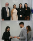 Imagem em formato de colagem, na imagem acima, uma foto paisagem da família da nova Defensora Pública Mariane Guimarães acompanhada de seu pai, sua mãe e sua esposa. Na imagem abaixo, está o registro do momento que o Segundo Subdefensor Público-Geral Bruno Müller junto da Primeira Subdefensora Pública-Geral Olenka Lins entregam para a nova Defensora Pública Mariane Guimarães sua carteira funcional.