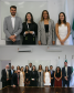 Imagem em formato de colagem, na imagem acima, estão posando para um retrato o Segundo Subdefensor Público-Geral Bruno Müller, ao seu lado direito, a nova Defensora Pública Mariane Guimarães e ao lado dela, está a Primeira Subdefensora Pública-Geral Olenka Lins e por fim, a Chefa de Gabinete da Defensoria Pública-Geral Lívia Martins. Na imagem abaixo, uma foto paisagem da família e amigos de Mariane Guimarães junto ao seus novos colegas de trabalho.