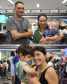 Imagem em formato de colagem de duas fotos, sendo a foto superior uma foto retrato de uma família com uma criança com Síndrome de Down sendo atendida. Na foto inferior, também em um close de retrato, está outra família assistida.Vemos uma mulher segurando e abraçando seu filho, que tem Transtorno do Espectro Autista.