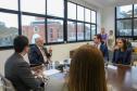 Imagem com a foto do Ministro Fachin sentado à mesa com personalidades representantes das catergorias da Defensoria.