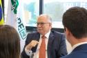 Imagem com foto do Ministro Fachin sentado à mesa junto de membros da isntituição
