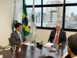 Imagem com a foto do Ministro Fachin sentado à mesa ao lado do Defensor Público-Geral, André  outras personalidades representantes das catergorias e setores da Defensoria.