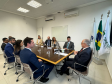 Imagem com a foto do Ministro Fachin sentado à mesa com personalidades representantes das catergorias da Defensoria.