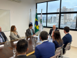 Imagem com a foto do Ministro Fachin sentado à mesa com personalidades representantes das catergorias da Defensoria.
