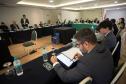 Foto mostrando o ambiente da reunião, de costas checando documentos, está o Subcorregador do estado do Sergipe, Luciano Gomes de Mello.