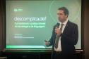 Foto mostrando o Defensor Público-Geral do Estado do Paraná, Matheus Cavalcanti Munhoz, apresentando o projeto descomplica.def, projeto que humaniza a justiça através da tecnologia e da linguagem.