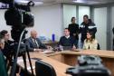 Imagem com o diretor-geral da Polícia Científica, Luiz Rodrigo Grochocki, juntamento do secretário de Segurança Pública, Hudson Leôncio Teixeira,  e do Defensor Público-Geral, Matheus Munhoz, sentados em uma mesa e se pronunciando durante a coletiva de imprensa