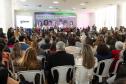 Na imagem se vê em primeiro plano o público no lançamento do Selo de Boas Práticas e ao fundo o palco com as autoridades. 