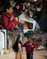 Duas imagens. Na de cima se vê um casal recebendo atendimento no mutirão e na de baixo o casal chegando ao local do atendimento. 