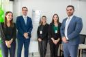 Imagem horizontal colorida em que se vê a equipe do novo Posto de Atendimento da DPE-PR na Câmara Municipal. 