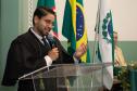 Imagem horizontal colorida em que se vê novo Defensor Público fazendo seu discurso de agradecimento durante a posse.  