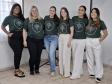 Imagem que mostra a equipe da DPE-PR em Cianorte que participou da ação Defensoria com elas. São seis mulheres, elas estão em pé e sorriem.
