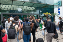 Imagem horizontal colorida que mostra a abertura dos portões do Concurso Público realizado pela DPE-PR. 