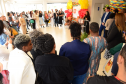 imagem ampla e aberta com diversas pessoas durante a cerimônia de inauguração