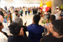imagem ampla e aberta com diversas pessoas durante a cerimônia de inauguração