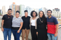 imagem com a equipe no NUPIER sorrindo na sacada da sede central de atendimento da Defensoria 