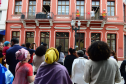 imagem ampla e aberta com diversas pessoas durante a cerimônia de inauguração