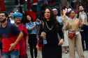 imagem ampla e aberta com diversas pessoas durante a cerimônia de inauguração