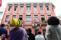 imagem ampla e aberta com diversas pessoas durante a cerimônia de inauguração