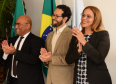 Imagem com defensores sorrindo e batendo palma durante a cerimônia