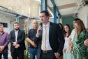 Imagem horizontal colorida em que se vê o Defensor Público Geral Matheus Munhoz discursando durante inauguração do Posto da DPE-PR em Matinhos.