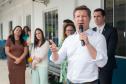 Imagem colorida horizontal em que se vê o Secretário Hilton Santin Roveda discursando na inauguração do Posto de Atendimento da DPE-PR em Matinhos. 