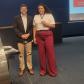 Imagem quadrada colorida em que se vê o presidente da Adepar com servidora da DPE-PR premiado. 