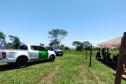 Imagem horizontal colorida em que se vê carro da DPE-PR próxima ao espaço comunitário da Aldeia Indígena em Guaíra.  