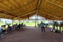 Imagem horizontal colorida da reunião realizada com indígenas em Guaíra. 