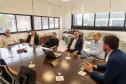 Imagem horizontal colorida mostra reunião na Defensoria com Secretario Alex Canziani. 