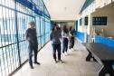 Imagem horizontal colorida em que se vê a equipe da DPE-PR vistoriando a unidade socioeducacional. 