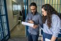 Imagem horizontal colorida em que se vê a equipe da DPE-PR fazendo inspeção em unidade socioeducativa. 