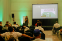 Imagem da defensora Mariana Mantovani palestrando sobre a defensoria durante o evento "Paraná + Cidades"