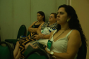 Pessoas assistindo a palestra sobre a Defensoria Pública no evento "Paraná + cidades"
