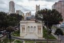 Imagem horizontal colorida mostra vista aérea da fachada da Câmara Municipal de Curitiba.  