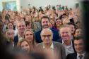 Imagem horizontal colorida em que se DPG Matheus Munhoz ao lado de autoridades durante o lançamento do Projeto Ampara. 