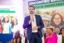Imagem horizontal colorida em que se vê o DPG Matheus Munhoz discursando durante o lançamento do Projeto Ampara. 