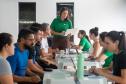 Imagem horizontal colorida mostra público assistido recebendo orientação jurídica da equipe da DPE-PR em Mutirão. 