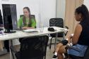 Imagem colorida horizontal mostra assistido da DPE-PR recebendo atendimento. 