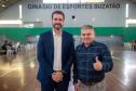 Imagem colorida horizontal em que se vê o DPG Matheus Munhoz e o Prefeito de Almirante Tamandaré Daniel Lovato. 