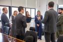 Imagem horizontal colorida em que se vê representantes das Defensorias Públicas do Paraná e do Pará em reunião na DPE-PR.